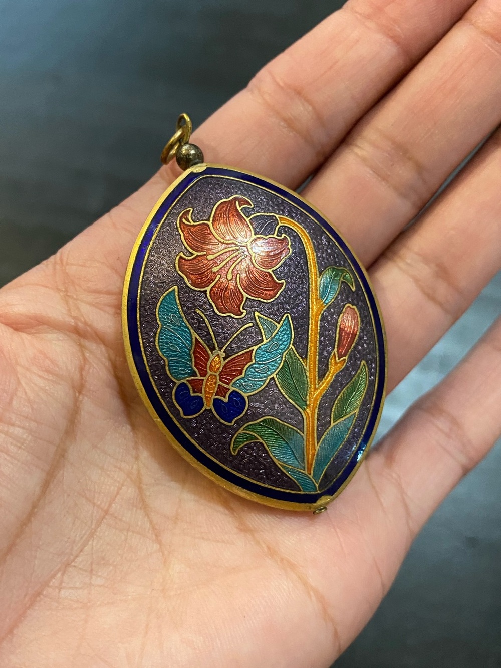 🦋Vintage, scenic pendant with butterfly and lily
